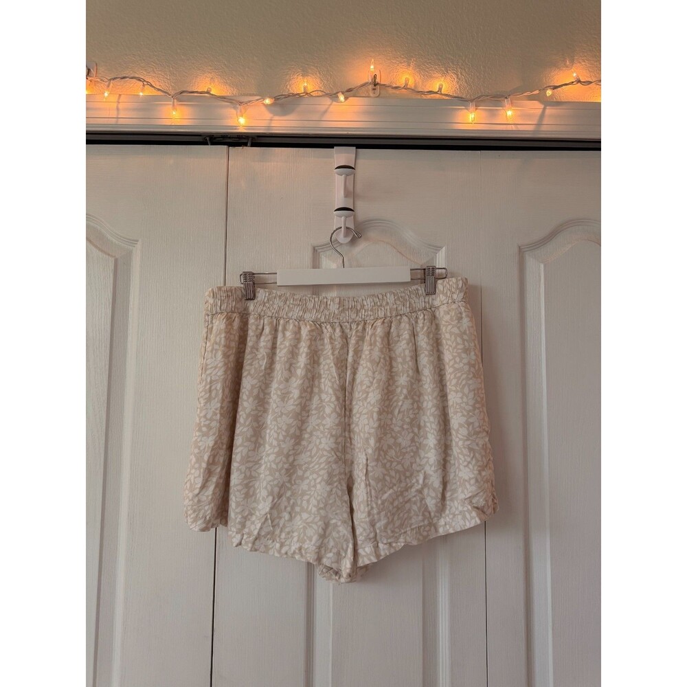 Abercrombie and Fitch Beige and White Floral Shorts, Women's XL